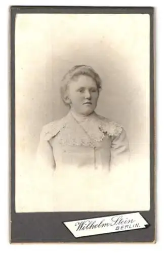 Fotografie Wilhelm Stein, Berlin, Chaussee-Str. 66, Porträt einer Frau mit Spitzenkragen