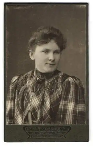 Fotografie Charles Angelbeck Nachf., Cuxhaven, Mittelstrasse 2, Anna in kariertem Kleid