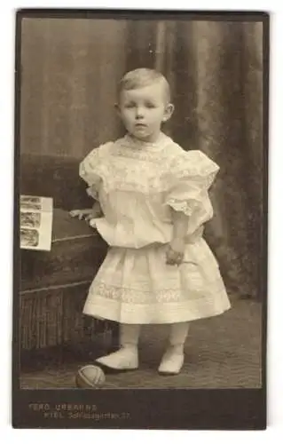 Fotografie Ferd. Urbahns, Kiel, Schlossgarten 17, Gerda Amsink als kleines Mädchen
