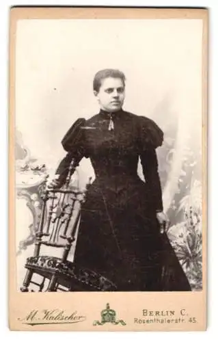 Fotografie M. Kalischer, Berlin, Rosenthalerstr. 45, Lina in tailliertem Kleid