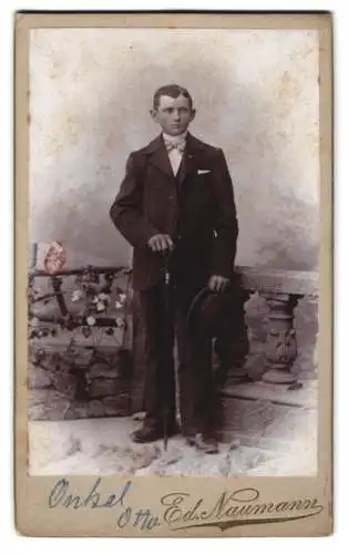 Fotografie Ed. Naumann, Meerane i. S., Augustsstr. 33, Otto mit Hut und Gehstock