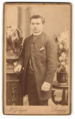 Fotografie B. Görges, Leipzig, Töpferplatz, Herr Hammer im Anzug