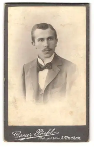 Fotografie Oscar Pöckl, München, Herr Zellner in Anzug und Fliege