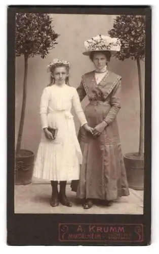 Fotografie A. Krumm, Mindelheim, Nähe des Stadtparks, Fanni und Anna Selz im Jahr 1910