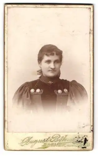 Fotografie August Böhme, Bremen, Am Wall 78, Frau Denker in hochgeschlossenem Kleid
