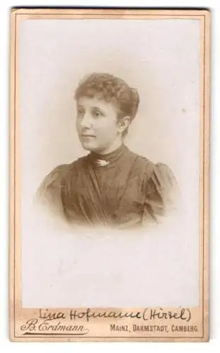Fotografie B. Erdmann, Mainz, Neubrunnenplatz 1, Lina Hofmann geb. Hirtel im Porträt