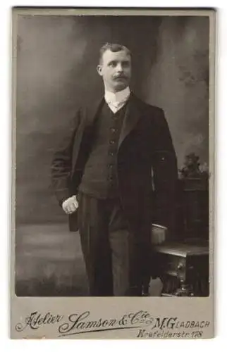 Fotografie Atelier Samson & Cie, M. Gladbach, Krefelderstr. 178, Johann Schwarz in Anzug und Krawatte