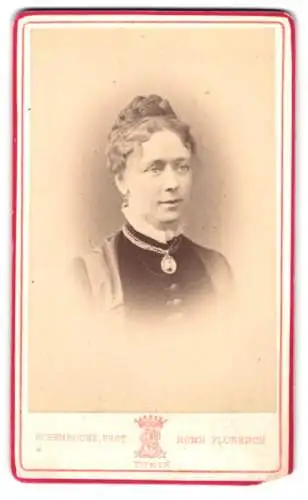 Fotografie Schemboche, Turin, Borgognissanti 38, Porträt einer Dame mit Hochsteckfrisur