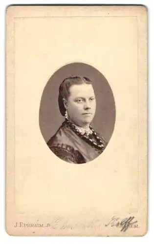 Fotografie J. Ephraim Jr., Arnhem, Rynkade 311 & 312, Charlotte Kolff im Porträt