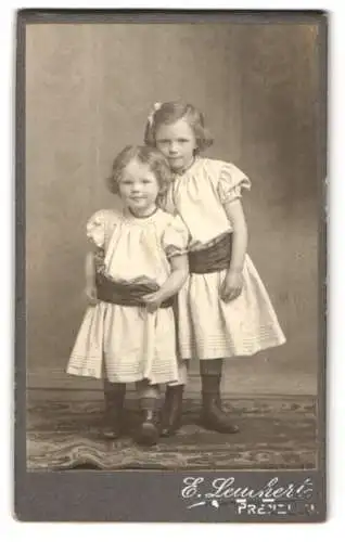 Fotografie E. Leukert, Prenzlau, Gabriele und Brigitte Jeuse als kleine Mädchen