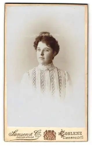 Fotografie Samson & Co., Coblenz, Clemensstr. 15, Bertha Schreiber in elegantem Kleid