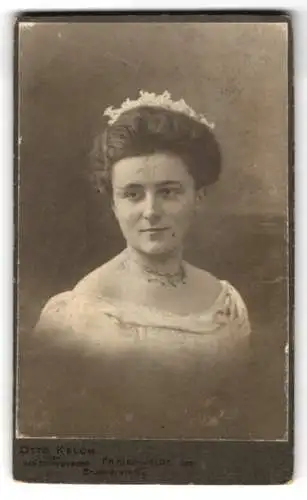 Fotografie Otto Kelch, Freienwalde a. Oder, Brunnenstr. 9c, Conni mit Haarschmuck