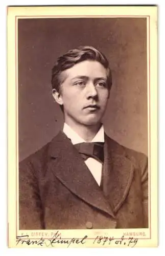 Fotografie F. L. Giffey, Hamburg, Ferdinandstrasse 57, Franz Zimpel in Anzug und Fliege