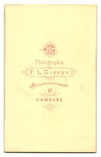 Fotografie F. L. Giffey, Hamburg, Ferdinandstrasse 57, Franz Zimpel in Anzug und Fliege