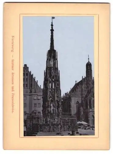 Fotografie unbekannter Fotograf, Ansicht Nürnberg, der schöne Brunnen mit der Frauenkirche