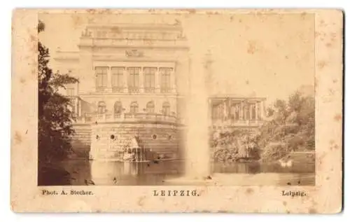 Fotografie A. Stecher, Leipzig, Ansicht Leipzig, Rückansicht des Theater mit dem Schwanenteich