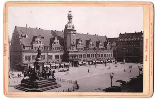 Fotografie Römmler & Jonas, Dresden, Ansicht Leipzig, das Rathaus mit Denkmal und Geschäften