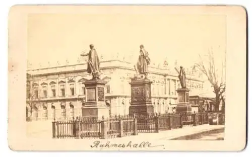 Fotografie unbekannter Fotograf, Ansicht Berlin, Blick nach der Ruhmeshalle mit Denkmälern