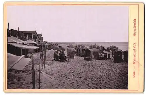 Fotografie unbekannter Fotograf, Ansicht Westerland, Strandkörbe und Wandelhalle am Strand auf Sylt
