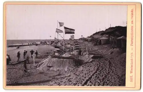 Fotografie unbekannter Fotograf, Ansicht Westerland, Festungsbauten / Sandburgen am Strand mit Fotografen und Flaggen
