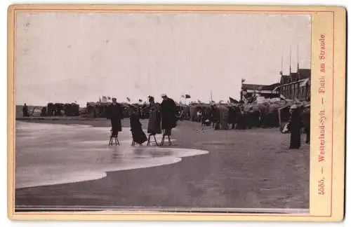 Fotografie unbekannter Fotograf, Ansicht Westerland, einsetzende Flut am Strand, Badegäste steigen auf Hockern