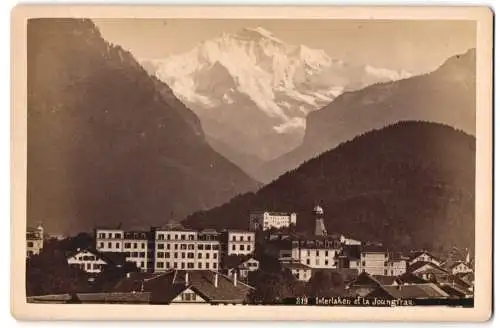 Fotografie unbekannter Fotograf, Ansicht Interlaken, Blick über die Dächer der Stadt nach der Joungfrau