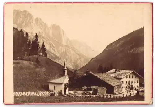 Fotografie A. Schmidt, Lofer, Ansicht Weissbach bei Lofer, Kapelle mit Wohnhaus und Gebirgspanorama