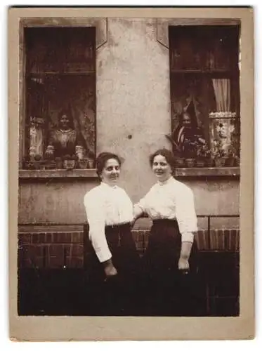 Fotografie Schnappschuss, zwei Damen posieren vor Wohnhaus mit Zuschauern am Fenster