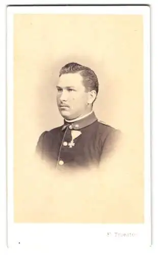 Fotografie F. Troester, Contrada, K.u.K. Soldat Eibig in Uniform mit Orden an der Brust