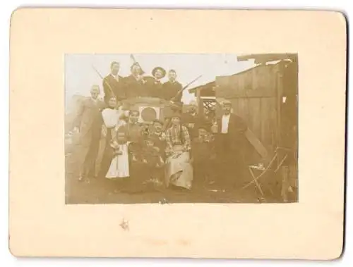 Fotografie unbekannter Fotograf und Ort, Schützengruppe mit Gewehren vor einer Zielscheibe