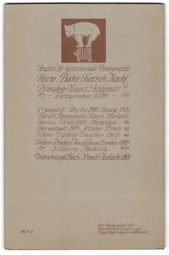 Fotografie Herm. Bähr, Dresden-Neustadt, Bär balanziert auf einer Plattenkamer über Anschrift des Ateliers