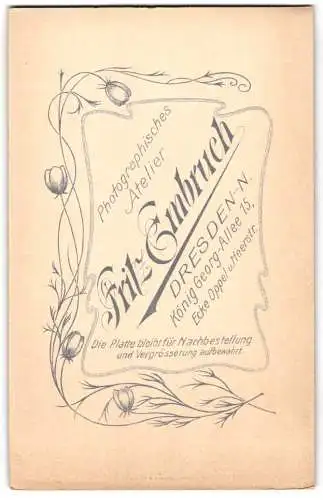 Fotografie Fritz Embruch, Dresden, König Georg-Allee 15, Anschrift des Atelier mit floraler jugendstil Verzierung