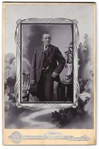 Fotografie Richard Fischer, Copitz a. E., junger Mann Paul Fischer im Anzug mit Hut, im Passepartout