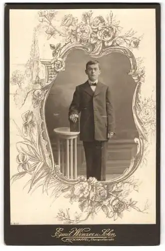 Fotografie Emil Winzer, Potschappel, Junge im Anzug mit Fliege, im Passepartout