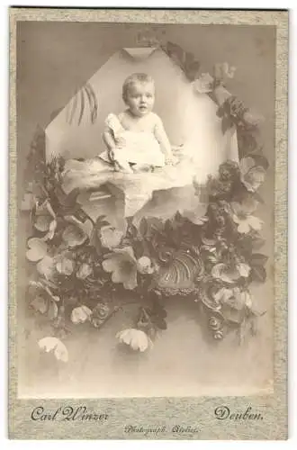 Fotografie Carl Winzer, Deuben, niedliches Kleinkind im weissen Leibchen, im Passepartout