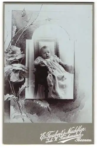 Fotografie V. Teichmann, Bernau i. M., kleines Kind posiert sitzend auf einem Stuhl, im Passepartout