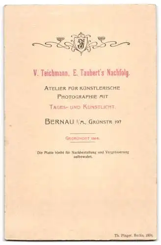 Fotografie V. Teichmann, Bernau i. M., kleines Kind posiert sitzend auf einem Stuhl, im Passepartout