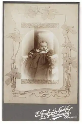 Fotografie V. Teichmann, Bernau i. M., Kleinkind im dunklen Kleid auf Stuhl sitzend, im Passepartout