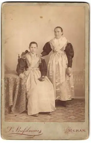 Fotografie L. Bresslmair, Meran, zwei junge Frauen in Trachtenkleidern