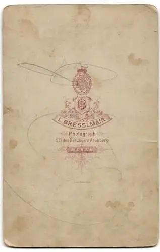 Fotografie L. Bresslmair, Meran, zwei junge Frauen in Trachtenkleidern