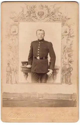 Fotografie Adolf Sander, Leipzig, Ansicht Leipzig, Kaserne des 7. köngl. sächs. Inf.-Rgt. König Georg Nr. 106, Soldat
