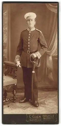 Fotografie C. Euen, Berlin, preussischer Garde-Kürassier in Uniform mit Säbel