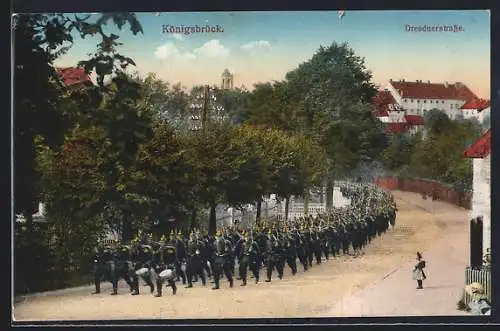 AK Königsbrück, Dresdnerstrasse mit Soldaten in Uniformen