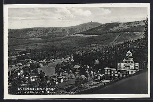 AK Brückenberg i. Riesengebirge, Ortsansicht mit Hotel Waldschloss u. Blick n.d. Schneekoppe