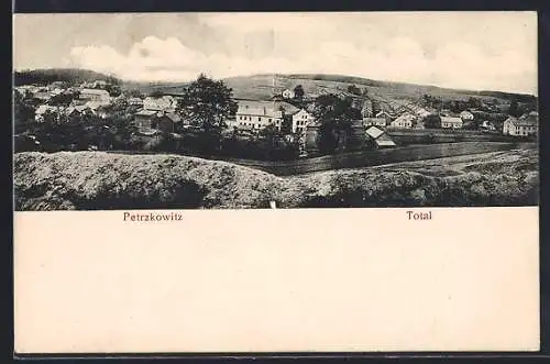 AK Petrzkowitz, Totalansicht mit Bergpanorama aus der Vogelschau