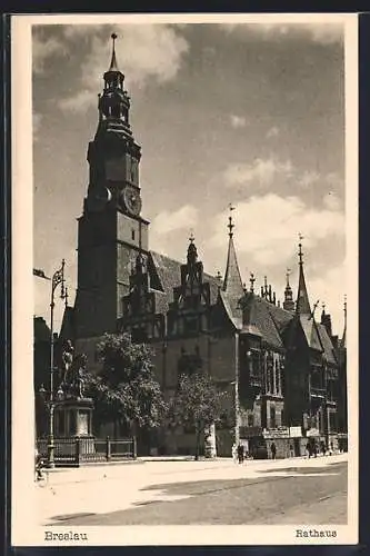 AK Breslau, Strassenpartie am Rathaus und Denkmal