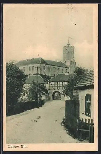 AK Lagow /Nm., Strassenpartie am Tor mit Burg