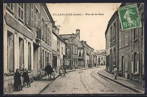 AK Villenauxe, Rue de la Gare animée avec passants et bâtiments en briques