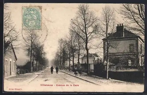 AK Villenauxe, Avenue de la Gare avec passants et arbres en hiver