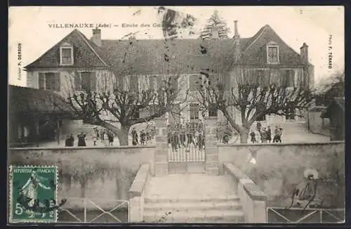 AK Villenauxe, École des Garcons et élèves devant l`entrée